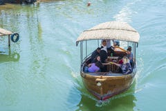 Bootfahrt auf einem Skadar See an einem sonnigen Fr?hlingstag lizenzfreies stockfoto Bootfahrt auf einem Skadar See an einem sonnigen Fr?hlingstag lizenzfreies stockfoto