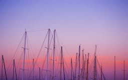 Bootmasten onder een roze en oranje zonsondergang stock fotografie Bootmasten onder een roze en oranje zonsondergang stock fotografie