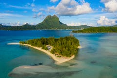 Bora Bora en français la vue aérienne de Polynésie française de la lagune et du bâti de corail Otemanu de Motu photos stock Bora Bora en français la vue aérienne de Polynésie française de la lagune et du bâti de corail Otemanu de Motu photos stock