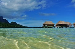 Bora Bora, Glashelder water met overwaterbungalowwen royalty-vrije stock afbeeldingen Bora Bora, Glashelder water met overwaterbungalowwen royalty-vrije stock afbeeldingen