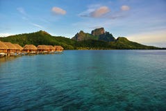 Bora Bora, montagem Otemanu dos bungalows de Overwater imagens de stock royalty free Bora Bora, montagem Otemanu dos bungalows de Overwater imagens de stock royalty free