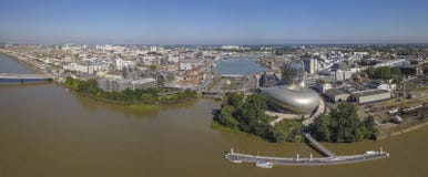 BORDEAUX FRANKRIKE Juni 06 2018 citerar du Vin, vinmuseum av den Bordeaux Garonne floden royaltyfri fotografi BORDEAUX FRANKRIKE Juni 06 2018 citerar du Vin, vinmuseum av den Bordeaux Garonne floden royaltyfri fotografi