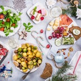 Bordlägger den themed matställen för jul arkivbilder Bordlägger den themed matställen för jul arkivbilder