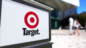 Bordo del contrassegno della via con il logo di Target Corporation Centro vago dell'ufficio e fondo di camminata della gente 3D e illustrazione vettoriale Bordo del contrassegno della via con il logo di Target Corporation Centro vago dell'ufficio e fondo di camminata della gente 3D e illustrazione vettoriale