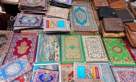 Borduurde weinig zak voor heilige boeken voor verkoop bij oude stadsmarkt, Jeruzalem stock foto's Borduurde weinig zak voor heilige boeken voor verkoop bij oude stadsmarkt, Jeruzalem stock foto's