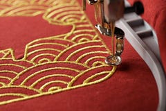 Borduurwerk van shell overzicht van het patroon het ontwerpende varken met goud op rode stof door moderne borduurwerkmachine - Ch stock foto's Borduurwerk van shell overzicht van het patroon het ontwerpende varken met goud op rode stof door moderne borduurwerkmachine - Ch stock foto's