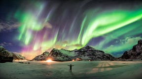 Borealis αυγής (βόρεια φω'τα) πέρα από το βουνό με ένα άτομο στοκ εικόνα με δικαίωμα ελεύθερης χρήσης Borealis αυγής (βόρεια φω'τα) πέρα από το βουνό με ένα άτομο στοκ εικόνα με δικαίωμα ελεύθερης χρήσης