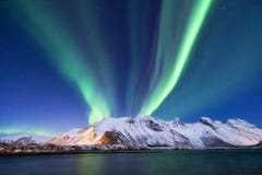 Borealis αυγής στα νησιά Lofoten, Νορβηγία Πράσινα βόρεια φω'τα επάνω από τα βουνά στοκ φωτογραφίες με δικαίωμα ελεύθερης χρήσης Borealis αυγής στα νησιά Lofoten, Νορβηγία Πράσινα βόρεια φω'τα επάνω από τα βουνά στοκ φωτογραφίες με δικαίωμα ελεύθερης χρήσης