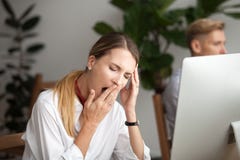 Bored vermoeide onderneemster die op het werk geeuwen die gebrek aan s voelen royalty-vrije stock afbeelding Bored vermoeide onderneemster die op het werk geeuwen die gebrek aan s voelen royalty-vrije stock afbeelding