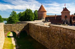 Borggård av den medeltida gotiska Trakai öslotten, Litauen arkivfoto Borggård av den medeltida gotiska Trakai öslotten, Litauen arkivfoto