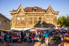 Borovsk, Rusland - Augustus 18, 2018: Het winkelen arcade op de stadsstraat royalty-vrije stock afbeeldingen Borovsk, Rusland - Augustus 18, 2018: Het winkelen arcade op de stadsstraat royalty-vrije stock afbeeldingen
