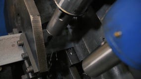 Borra hålmetalljärn på den industriella CNC-maskinen i fabrik moderna teknologier lager videofilmer Borra hålmetalljärn på den industriella CNC-maskinen i fabrik moderna teknologier lager videofilmer
