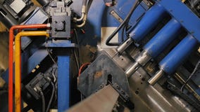 Borra hålmetalljärn på den industriella CNC-maskinen i fabrik moderna teknologier arkivfilmer Borra hålmetalljärn på den industriella CNC-maskinen i fabrik moderna teknologier arkivfilmer