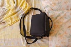 Borsa nera sul letto fotografie stock libere da diritti Borsa nera sul letto fotografie stock libere da diritti