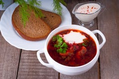 Borsch, sopa de una remolacha, carne y col con la salsa de tomate Foto de archivo libre de regalías Borsch, sopa de una remolacha, carne y col con la salsa de tomate Foto de archivo libre de regalías