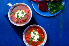Borsch traditionnel ukrainien Soupe rouge végétarienne russe dans la cuvette bleue sur le fond en bois bleu Borscht, borshch avec Image stock Borsch traditionnel ukrainien Soupe rouge végétarienne russe dans la cuvette bleue sur le fond en bois bleu Borscht, borshch avec Image stock