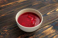Borscht in een Kop op een houten lijst Traditionele keuken stock foto Borscht in een Kop op een houten lijst Traditionele keuken stock foto