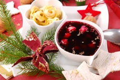 Borscht rosso con i ravioli del fungo immagine stock libera da diritti Borscht rosso con i ravioli del fungo immagine stock libera da diritti