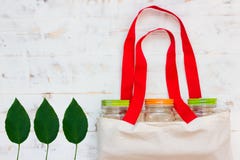 Borse del cotone ed acquisto di plastica di vetro del luccio gratis immagine stock Borse del cotone ed acquisto di plastica di vetro del luccio gratis immagine stock