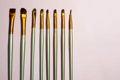 Borstar för makeup på en rosa bakgrund arkivbild Borstar för makeup på en rosa bakgrund arkivbild