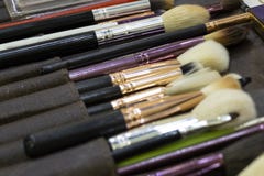 Borstar för makeupkonstnär Bakgrund Tema av modestil royaltyfri bild Borstar för makeupkonstnär Bakgrund Tema av modestil royaltyfri bild