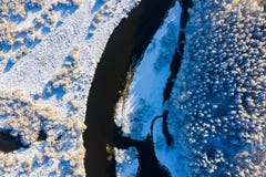 Bos en rivier in sneeuwsatellietbeeld dat wordt behandeld Vroeg de lentelandschap royalty-vrije stock foto Bos en rivier in sneeuwsatellietbeeld dat wordt behandeld Vroeg de lentelandschap royalty-vrije stock foto