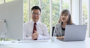 Boss, subordinados que miran las pantallas de cada uno metrajes Boss, subordinados que miran las pantallas de cada uno metrajes