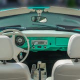 BOSSCHENHOOFD/NETHERLANDS- 11-ОЕ ИЮНЯ 2018: доска интерьера и черточки kamann ghia Volkswagen мяты зеленого на классическом meeti стоковое фото BOSSCHENHOOFD/NETHERLANDS- 11-ОЕ ИЮНЯ 2018: доска интерьера и черточки kamann ghia Volkswagen мяты зеленого на классическом meeti стоковое фото