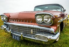 BOSSCHENHOOFD/NETHERLANDS- 17-ОЕ ИЮНЯ 2018: захватывающий вид классического Pontiac Belleville на классическом meetin автомобиля стоковые фото BOSSCHENHOOFD/NETHERLANDS- 17-ОЕ ИЮНЯ 2018: захватывающий вид классического Pontiac Belleville на классическом meetin автомобиля стоковые фото