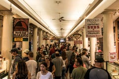 BOSTON ESTADOS UNIDOS 05 09 2017 - gente en la ciudad histórica que hace compras al aire libre de Faneuil Hall Quincy Market Gove Foto de archivo libre de regalías BOSTON ESTADOS UNIDOS 05 09 2017 - gente en la ciudad histórica que hace compras al aire libre de Faneuil Hall Quincy Market Gove Foto de archivo libre de regalías