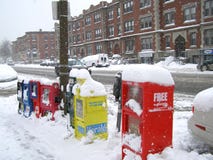 Boston, MA/USA- 22 de enero de 2014: Dispensadores del periódico y de la revista/cajas debajo de la nieve en un día nevoso foto de archivo Boston, MA/USA- 22 de enero de 2014: Dispensadores del periódico y de la revista/cajas debajo de la nieve en un día nevoso foto de archivo