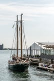 04 09 2017 Boston Massachusetts de V.S. - Oude grote verankerde Zeilboot varende boot het verlaten van de haven royalty-vrije stock fotografie 04 09 2017 Boston Massachusetts de V.S. - Oude grote verankerde Zeilboot varende boot het verlaten van de haven royalty-vrije stock fotografie