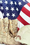 Botas e capacete velhos de combate com bandeira americana fotografia de stock Botas e capacete velhos de combate com bandeira americana fotografia de stock