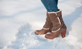 Botas grises con los talones con la piel blanca imágenes de archivo libres de regalías Botas grises con los talones con la piel blanca imágenes de archivo libres de regalías