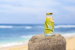 Botella de agua de la frescura con el pepino y el limón fotos de archivo libres de regalías Botella de agua de la frescura con el pepino y el limón fotos de archivo libres de regalías