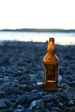 Botella de cerveza contra puesta del sol en la playa, Chidiya Tapu, Andaman imágenes de archivo libres de regalías Botella de cerveza contra puesta del sol en la playa, Chidiya Tapu, Andaman imágenes de archivo libres de regalías