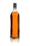 Botella de cristal de ron o de brandy de la bebida alcoh?lica con la reflexi?n Aislado en un fondo blanco fotografía de archivo Botella de cristal de ron o de brandy de la bebida alcoh?lica con la reflexi?n Aislado en un fondo blanco fotografía de archivo