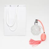 Botella de perfume rosada con el panier del Libro Blanco Perfumería, cosméticos, colección de la fragancia Venta, moda, compras y imagenes de archivo Botella de perfume rosada con el panier del Libro Blanco Perfumería, cosméticos, colección de la fragancia Venta, moda, compras y imagenes de archivo