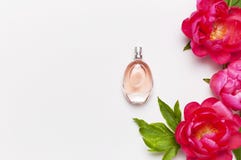Botella de perfume y peon?as rosadas de las flores en espacio puesto plano gris claro de la copia de la opini?n superior del fond fotografía de archivo Botella de perfume y peon?as rosadas de las flores en espacio puesto plano gris claro de la copia de la opini?n superior del fond fotografía de archivo