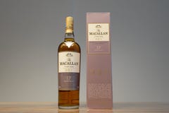 Botella de whisky imagen de archivo Botella de whisky imagen de archivo