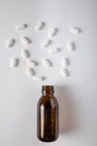 Botella médica con las píldoras Botella médica con las píldoras