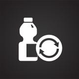 Botella plástica que recicla el icono en el fondo negro para el gráfico y el diseño web, muestra simple moderna del vector Concep stock de ilustración Botella plástica que recicla el icono en el fondo negro para el gráfico y el diseño web, muestra simple moderna del vector Concep stock de ilustración