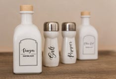 Botellas con el vinagre, aceite, pimienta, sal imagenes de archivo Botellas con el vinagre, aceite, pimienta, sal imagenes de archivo
