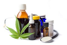 Botellas de aceite de la marijuana y del cáñamo aisladas Botellas de aceite de la marijuana y del cáñamo aisladas
