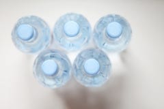 Botellas de agua - limpia y fresca imagen de archivo Botellas de agua - limpia y fresca imagen de archivo