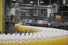 Botellas del zumo de naranja en cadena de producción imágenes de archivo libres de regalías Botellas del zumo de naranja en cadena de producción imágenes de archivo libres de regalías