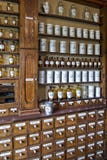 Botellas vacías en farmacia vieja Foto de archivo Botellas vacías en farmacia vieja Foto de archivo