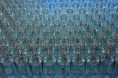 Botellas vacías en la planta de embotellamiento imagen de archivo Botellas vacías en la planta de embotellamiento imagen de archivo