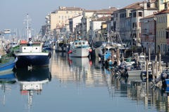 Boten in de haven van Chioggia, Italië royalty-vrije stock foto Boten in de haven van Chioggia, Italië royalty-vrije stock foto