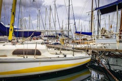 Boten en jachten in oude haven in Palermo, Sicilië worden geparkeerd dat royalty-vrije stock afbeelding Boten en jachten in oude haven in Palermo, Sicilië worden geparkeerd dat royalty-vrije stock afbeelding